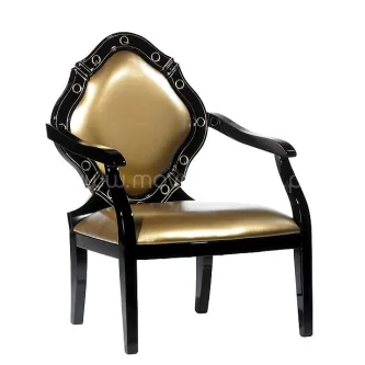 Cadeirão Bari em madeira preta com estofado dourado e tachas decorativas