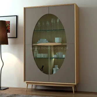 Vitrine Urano em madeira com portas de vidro ovais, prateleiras com copos e iluminação