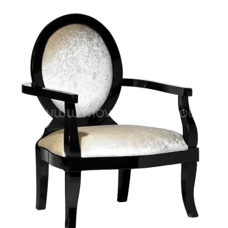 Cadeirão Verona com estrutura preta, encosto redondo e assento estofado creme