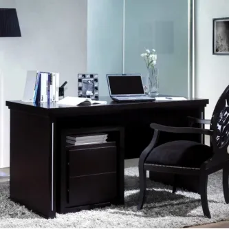 Secretária Safira em madeira escura com portátil, cadeira estofada e livros