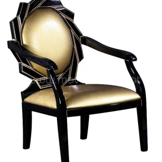Cadeirão Salerno com estrutura preta e estofos dourados, encosto oval decorativo