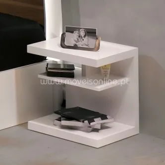 Mesa de cabeceira AmorVita branca com duas prateleiras, livro e moldura