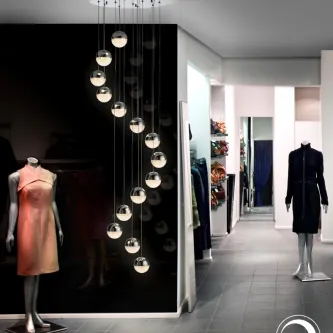 Candeeiro de teto Sphere 14L com 14 esferas suspensas num interior de loja