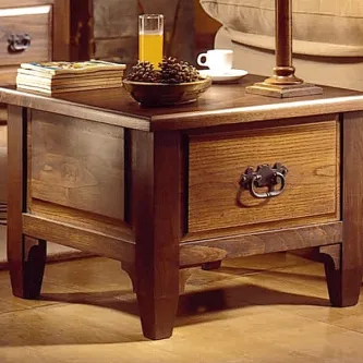 Mesa de centro quadrada em madeira com gaveta e puxador metálico