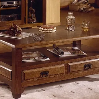 Mesa de centro rectangular em madeira com prateleira, duas gavetas e objetos decorativos