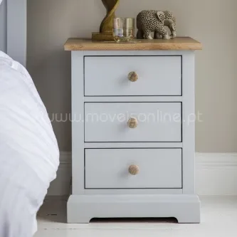 Mesa de cabeceira Marlow cinzenta com tampo em madeira e três gavetas