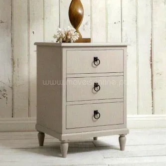 Mesa de cabeceira Annecy Soft em madeira clara com três gavetas e puxadores em argola