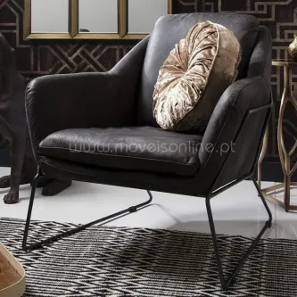 Poltrona Carson em pele preta com almofada redonda e pernas metálicas finas