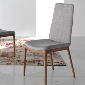 Cadeira Lina estofada cinzenta com pernas em madeira sobre tapete