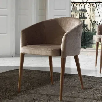 Poltrona Lit estofada bege com encosto curvo e pernas em madeira