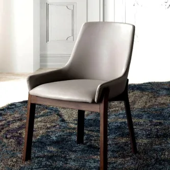 Cadeira Ben estofada cinzenta com estrutura e pernas em madeira escura