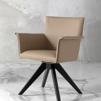 Cadeira Fel estofada bege com braços e base giratória preta