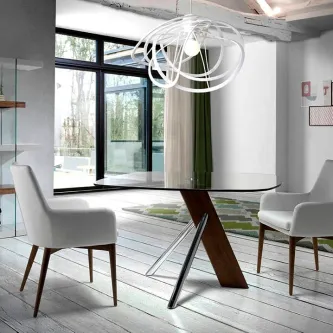 Mesa de vidro Jota oval com suporte em madeira inclinado e pernas metálicas