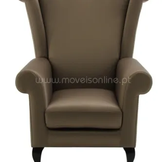 Cadeirão Xangai em pele castanha com braços enrolados e pernas de madeira.