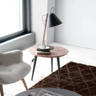 Mesa de apoio Game redonda em madeira com candeeiro e chávena perto de poltrona