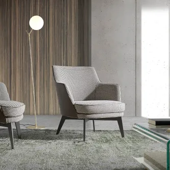 Poltrona xadrez cinzenta e preta com pernas escuras numa sala moderna