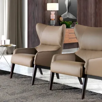 Poltrona Allen bege em par numa sala moderna com mesa lateral e candeeiro