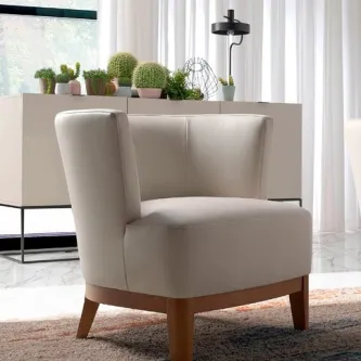 Poltrona Alenquer bege em tecido com pés de madeira num ambiente luminoso