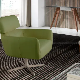 Poltrona Abana verde com base giratória metálica sobre carpete a riscas