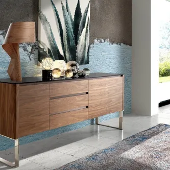 Aparador Chillon em madeira com tampo preto, candeeiro e esferas decorativas