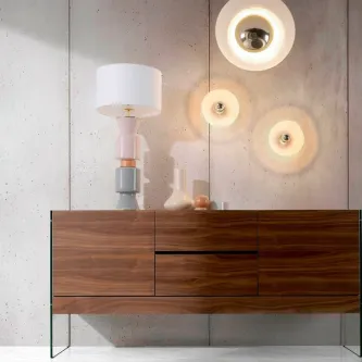 Aparador Alma em madeira com candeeiro de mesa e apliques murais iluminados