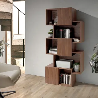 Livreiro Edgar em madeira com módulos em cubo, livros, caixas e plantas