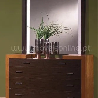 Cómoda com moldura Athena em madeira clara, gavetas escuras, espelho e vasos com planta
