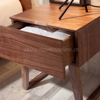 Mesa de cabeceira Okapa em madeira com gaveta aberta e roupa dobrada no interior