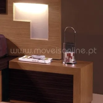 Mesa de cabeceira Cibel em madeira com gaveta escura, livro e candeeiro metálico