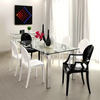 Mesa de vidro Lainey retangular com tampo transparente, pernas cromadas e cadeiras brancas e pretas