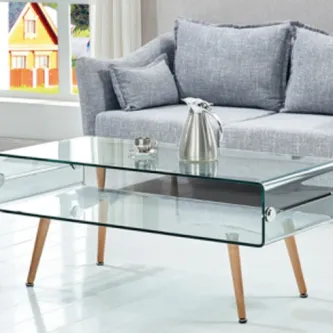 Mesa de centro de vidro com prateleira inferior e pés de madeira em sala moderna
