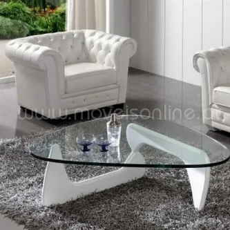 Mesa de centro Nog com tampo de vidro curvo e base branca escultural sobre tapete cinzento