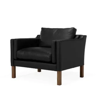 Poltrona Bissen em pele preta com pernas de madeira
