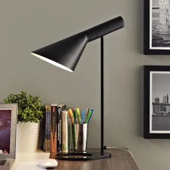 O Candeeiro de Mesa Jacob é a escolha perfeita para iluminar qualquer espaço. O seu design único e moderno torna-o ideal para decorações contemporâneas.