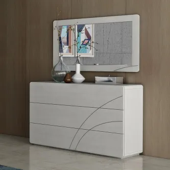 Cómoda Curve One branca com espelho retangular e objetos decorativos
