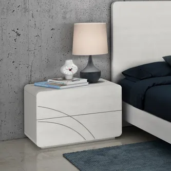 Mesa de cabeceira Curve One branca com duas gavetas, candeeiro e livros