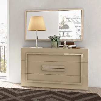 Cómoda bege com espelho retangular, candeeiro e planta em vaso