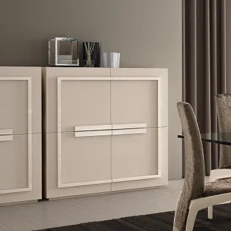 Movel bar century lacado creme com duas portas e puxadores cromados, decoração em cima