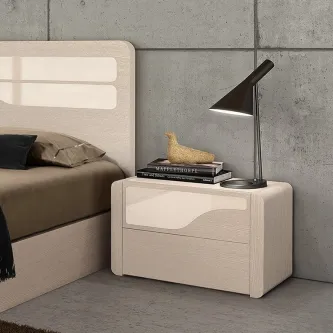 Mesa de cabeceira Onda em madeira clara com gaveta ondulada e candeeiro metálico