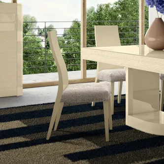 Cadeira Onda estofada bege com encosto ondulado numa sala de jantar moderna