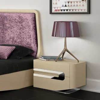 Mesa de cabeceira Madrid bege com puxador cromado, candeeiro e livros