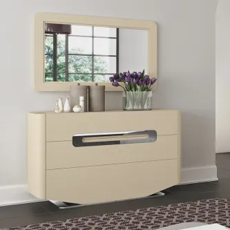 Cómoda Madrid bege com espelho retangular e vaso de flores sobre a superfície