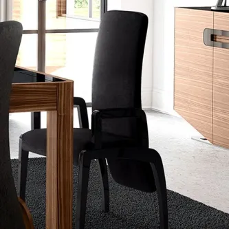 Cadeirão Madrid estofado preto com encosto alto junto a mesa de jantar
