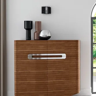 Sapateira Madrid em madeira com puxador metálico horizontal e objectos decorativos