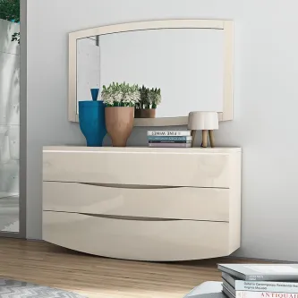 Cómoda Elite com espelho lacada bege, três gavetas e vasos decorativos