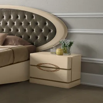 Mesa de cabeceira Eclipse creme com duas gavetas e detalhe oval dourado
