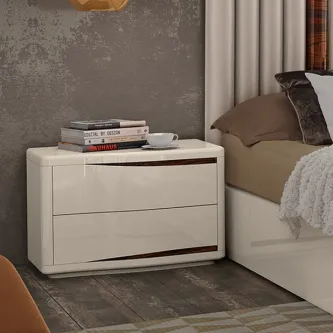 Mesa de cabeceira branca lacada com duas gavetas e frisos em madeira