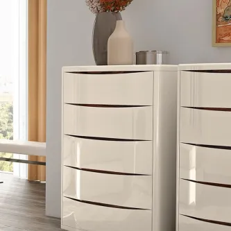 Camiseiro Londres N1 branco lacado com cinco gavetas curvas e vasos decorativos no topo