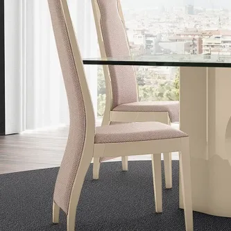 Cadeira Londres estofada bege com costas altas junto a mesa de vidro