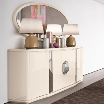 Aparador branco lacado com espelho oval, dois candeeiros e objectos decorativos